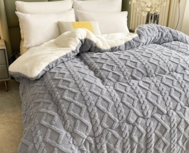 Super-Warm-Lovely-Lamb-Quilt-Win-1.jpg